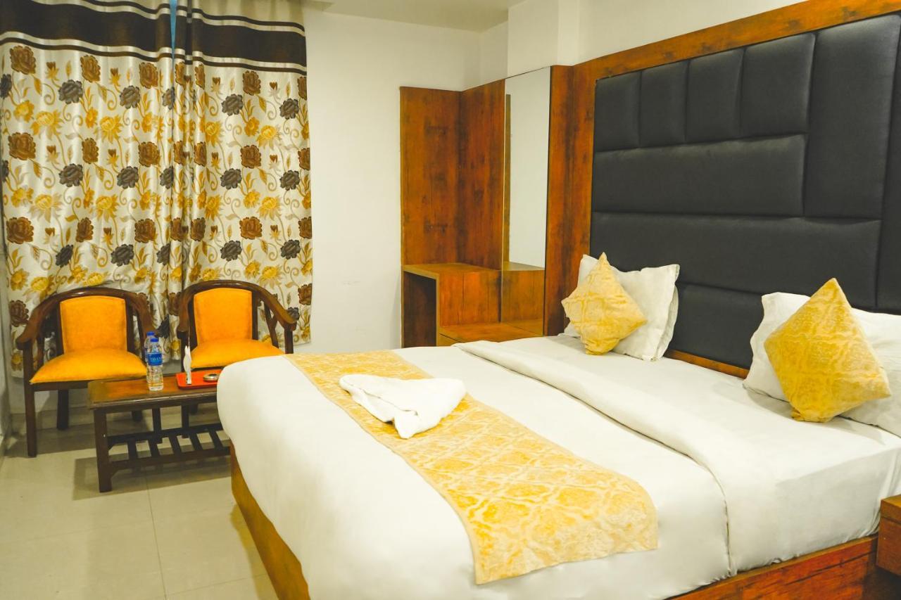 Roomshala 053 Tej Palace - Near Igi Airport Delhi 3*