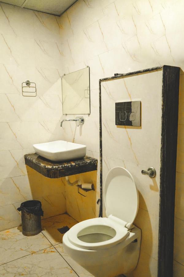 Hotel Roomshala 053 Tej Palace - Near Igi Airport Delhi 3*